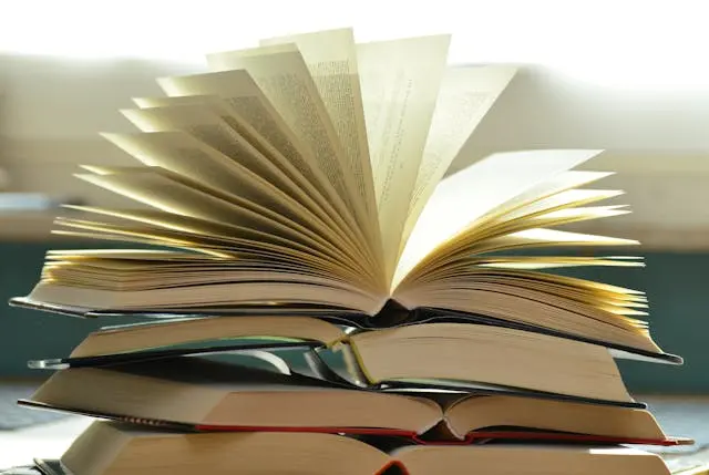 une pile de livres avec des pages ouvertes