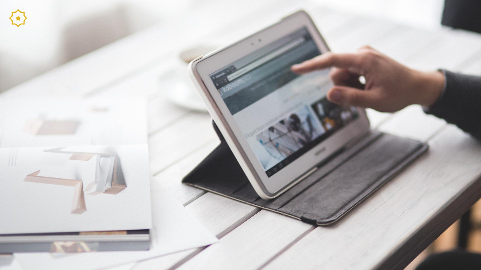Une personne utilisant une tablette pour apprendre l'arabe